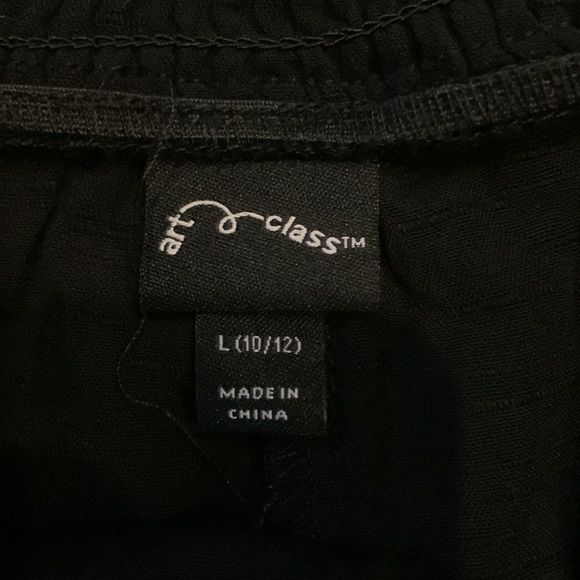 Black shorts that lind of look like a short skirt - Picture 2 of 2